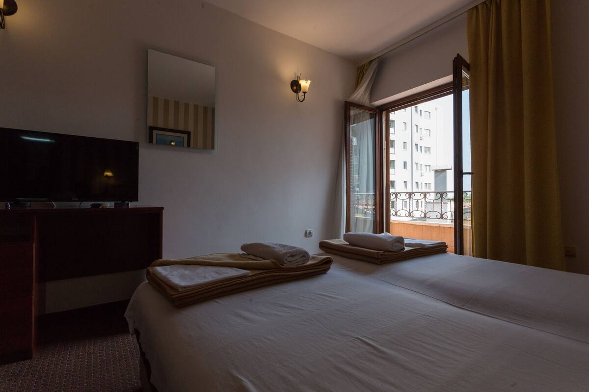 In-room safe, free WiFi, bed sheets