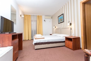 In-room safe, free WiFi, bed sheets