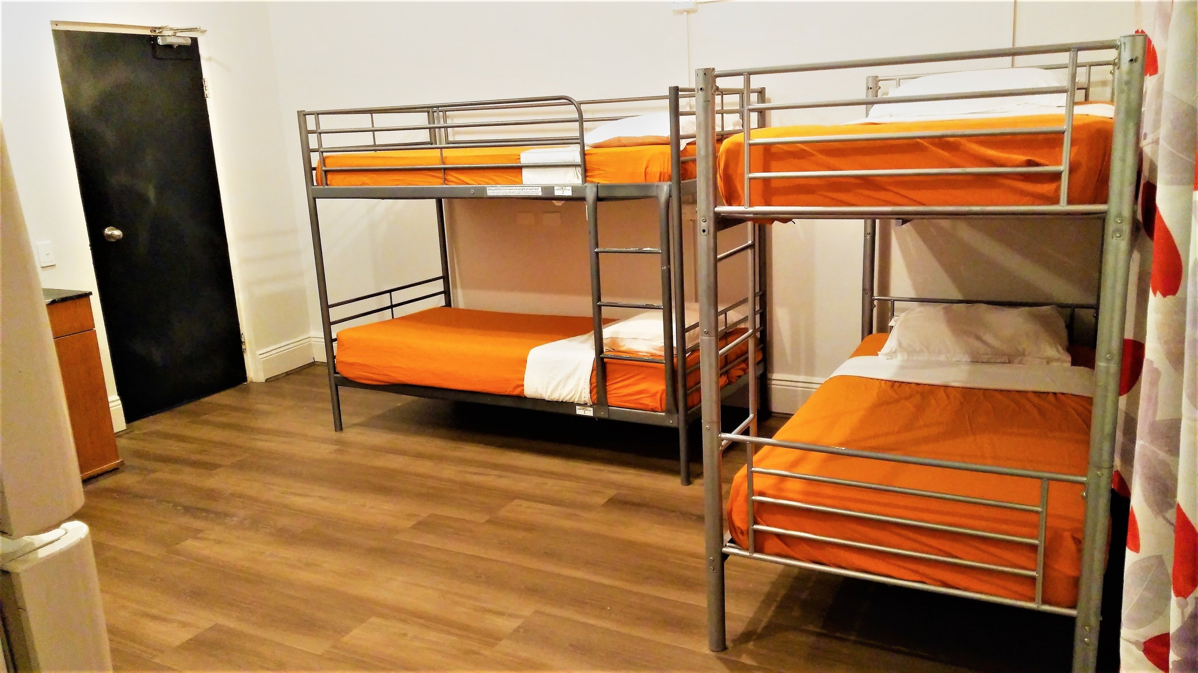 Gemeinsamer Schlafsaal, Gemeinschaftsbad