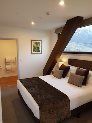 Allergikerbettwaren, Verdunkelungsvorhänge, schallisolierte Zimmer
