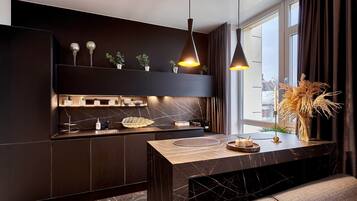 Studio Suite Bisnis (Zhilyanskaya street, 68) | Dapur pribadi | Lemari es, microwave, oven, dan kompor