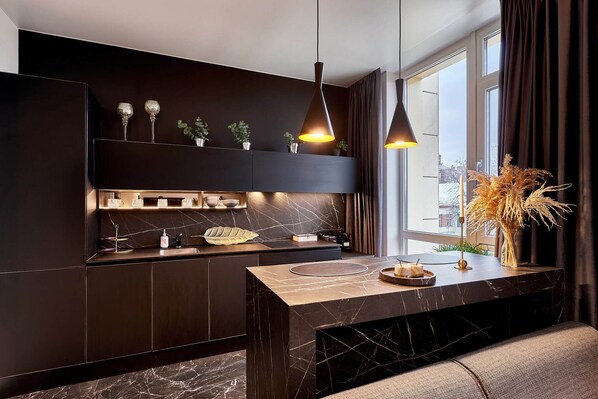 ZH68 Black pearl apartment (Zhilyanskaya street, 68) | Cocina privada | Frigorífico, microondas, horno y placa de cocina