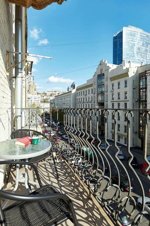SHR 14/7 Three separate bedrooms( Shota Rustaveli street, 14) | Balcony view - MigApartment (Kyiv)
