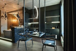 ZH68/139 BLACK ROCK APARTMENT (Zhilyanskaya 68) | Cocina privada | Frigorífico, microondas, horno y placa de cocina