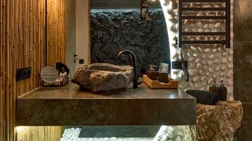 Studio Suite Elite (Zhilyanskaya 68) | Kamar mandi | Perlengkapan mandi gratis, pengering rambut, handuk, dan sabun