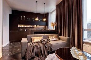 ZH68 Black pearl apartment (Zhilyanskaya street, 68) | Zona de estar | Una televisión de pantalla plana, suelo radiante