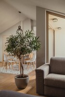 Apartamento Deluxe, 3 habitaciones, baño privado, vistas al mar | 1 dormitorio, escritorio, sistema de insonorización