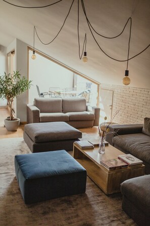 Appartement Deluxe, 3 chambres, salle de bain attenante, vue sur la mer | Salle de séjour | Téléviseur à écran plat