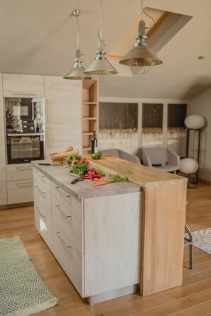 Appartement Deluxe, 3 chambres, salle de bain attenante, vue sur la mer | 1 chambre, bureau, système d’insonorisation, fer et planche à repasser