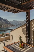 Apartamento Deluxe, 3 habitaciones, baño privado, vistas al mar | Terraza o patio