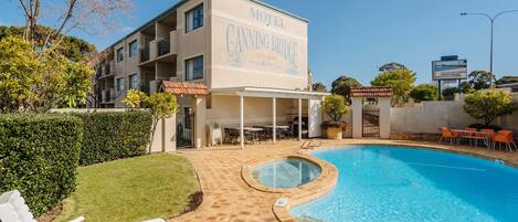 حمّام سباحة خارجي