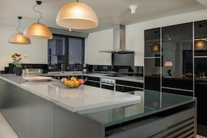 Apartament, 3 dormitoris | Cuina privada | Frigorífic, microones, forn i placa de cuina 