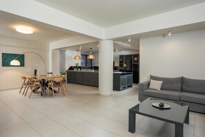 Departamento, 3 habitaciones | Área de sala de estar | Televisión de pantalla plana 