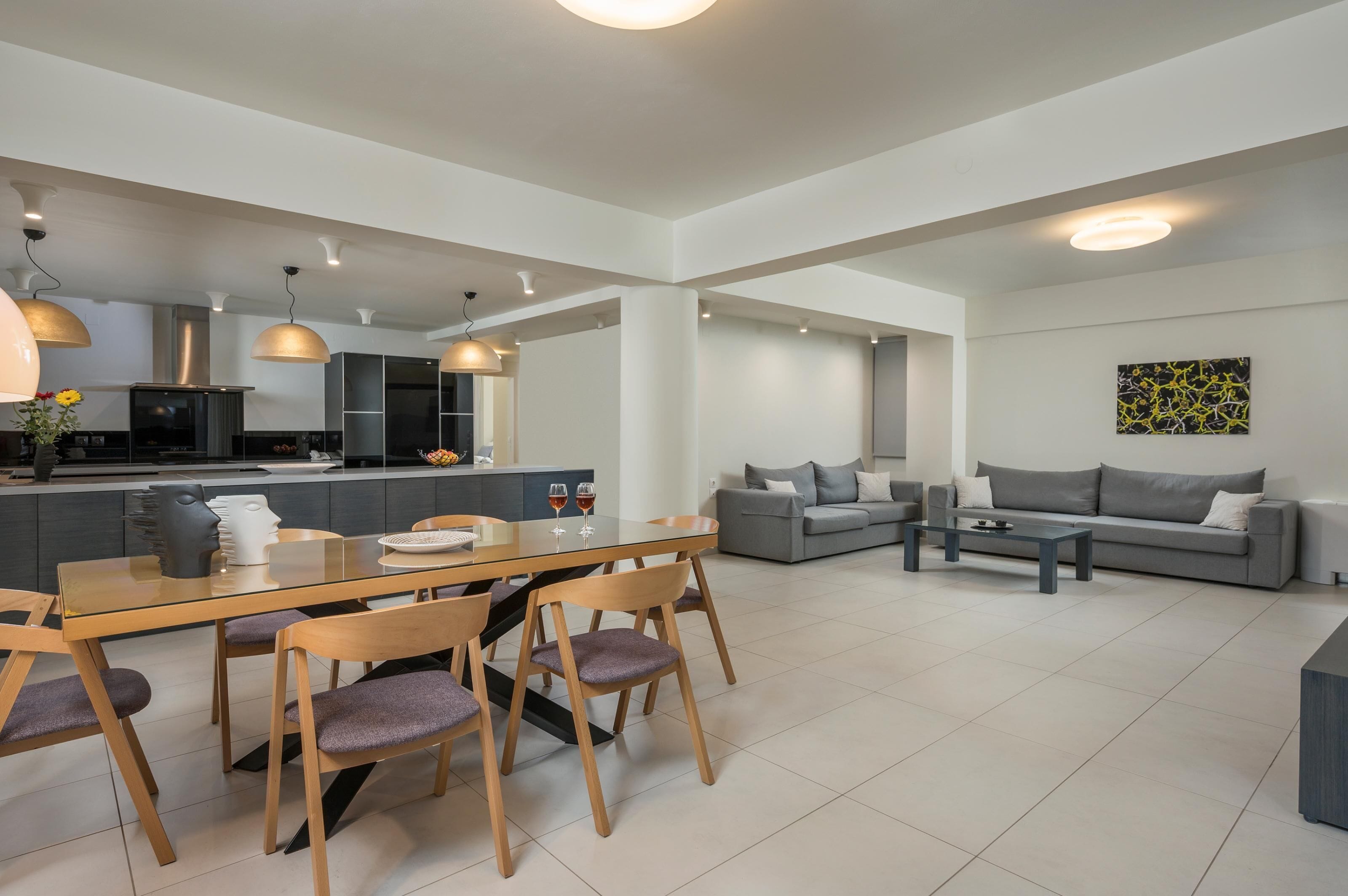 Apartament, 3 dormitoris | Sala d'estar | Televisor de pantalla plana 