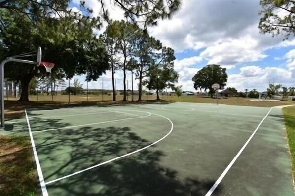 Sport court - Home 5 min from Disney,Perfect for Families & Pets! Fenced Yard, Pool! Free Wifi (Kissimmee)