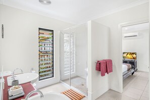 4 bedrooms, individually decorated, iron/ironing board, free WiFi - Belle Escapes - Latania Villa Palm Cove (Palm Cove)