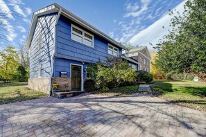 Exterior - In-Town! Blue House 4 BR w Terrace and Backyard (Princeton)