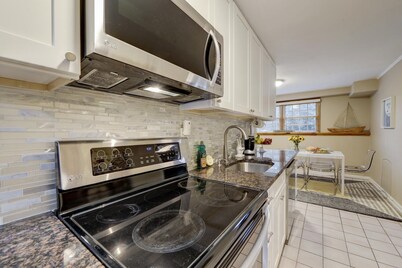 In-Town! Blue House 4 BR w Terrace and Backyard