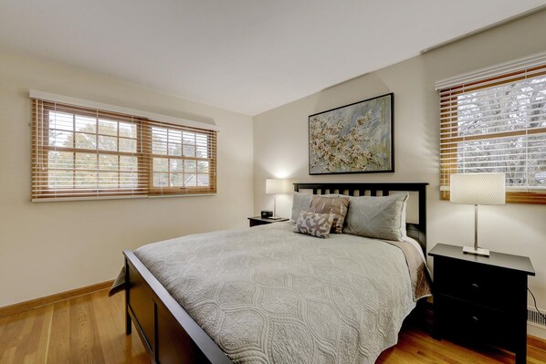 4 bedrooms, iron/ironing board, WiFi, bed sheets - In-Town! Blue House 4 BR w Terrace and Backyard (Princeton)