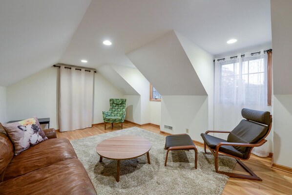 TV - In-Town! Blue House 4 BR w Terrace and Backyard (Princeton)