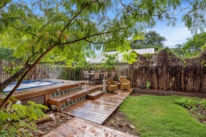 Outdoor dining - Fun House in a Fantastic Location w Hot Tub, Great for Groups (Austin)