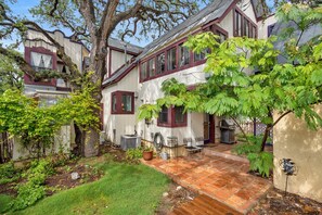 Exterior - Fun House in a Fantastic Location w Hot Tub, Great for Groups (Austin)