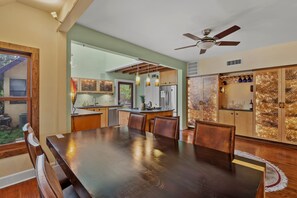 Dining - Fun House in a Fantastic Location w Hot Tub, Great for Groups (Austin)