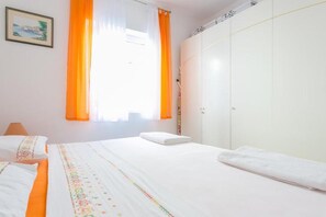 3 bedrooms, iron/ironing board, free WiFi, bed sheets