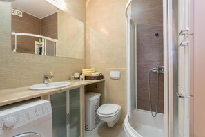 Een douche, een haardroger, handdoeken