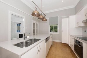 Réfrigérateur, micro-ondes, plaque de cuisson, cafetière/bouilloire