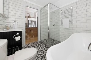 Secador de pelo, toallas