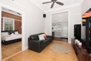 4 bedrooms, iron/ironing board, WiFi, bed sheets