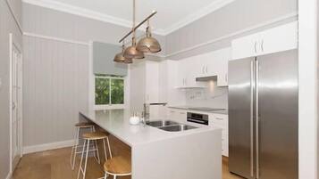 Réfrigérateur, micro-ondes, plaque de cuisson, cafetiÚre/bouilloire