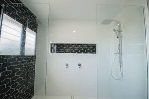 Badewanne, Haartrockner, Handtücher