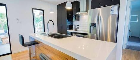 Kühlschrank, Mikrowelle, Ofen, Herdplatte