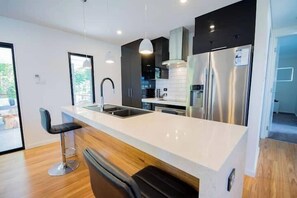 Frigorífico, microondas, horno y placa de cocina