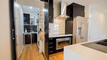 Mikrowelle, Ofen, Herdplatte, Wasserkocher mit Kaffee-/Teezubehör