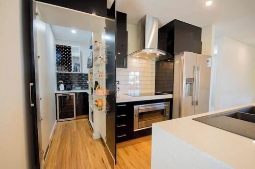 Modern Coastal Escape | Walk to Beach, Cafes & CBD