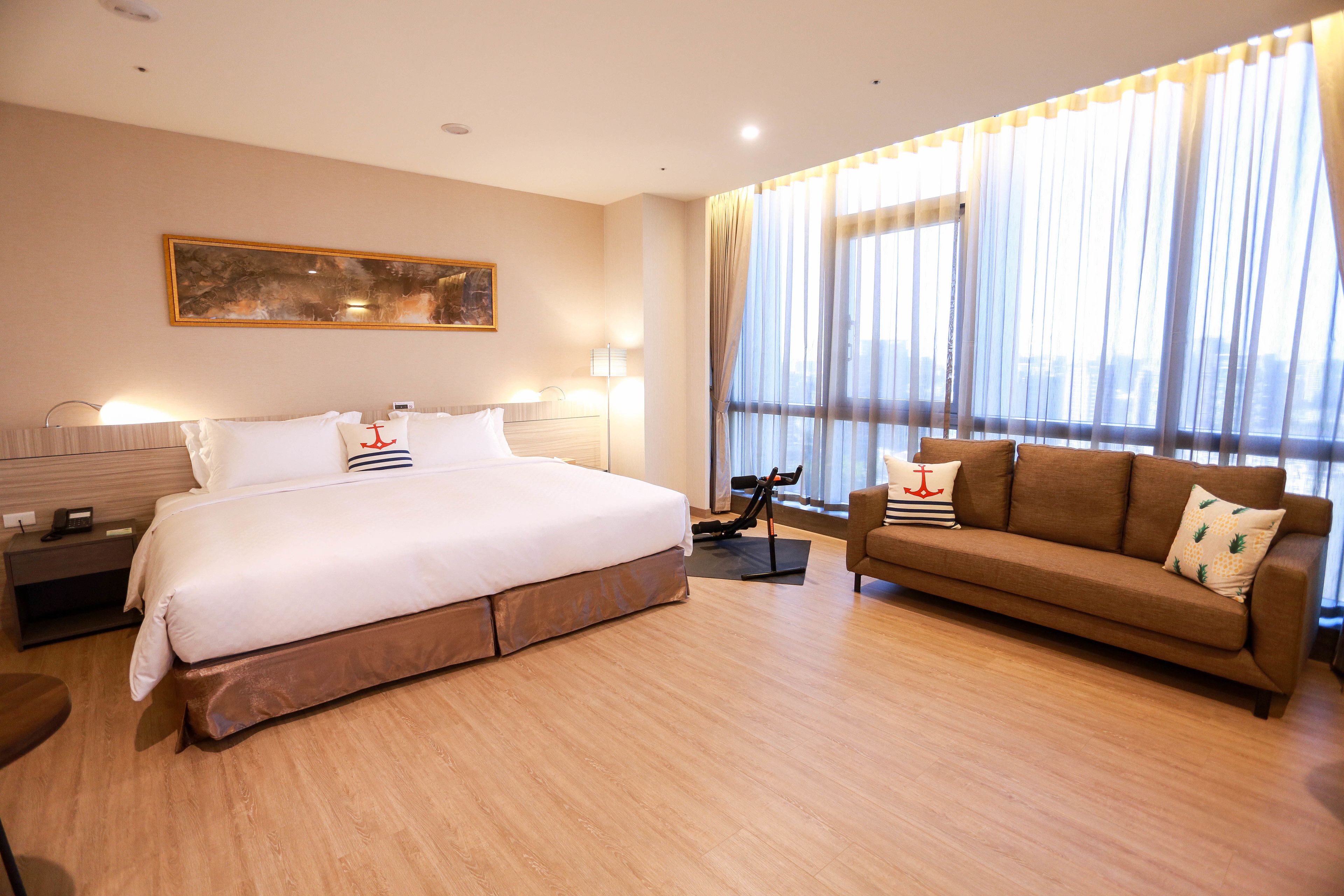 Deluxe Double Room | In-room safe, desk, laptop workspace, blackout drapes