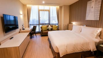 1 habitación, caja de seguridad en la habitación y escritorio