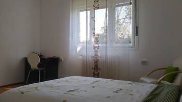 2 bedrooms, iron/ironing board, travel cot, WiFi
