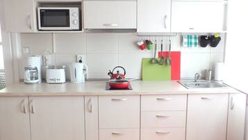 Een koelkast, een microgolfoven, een koffiezetapparaat/waterkoker