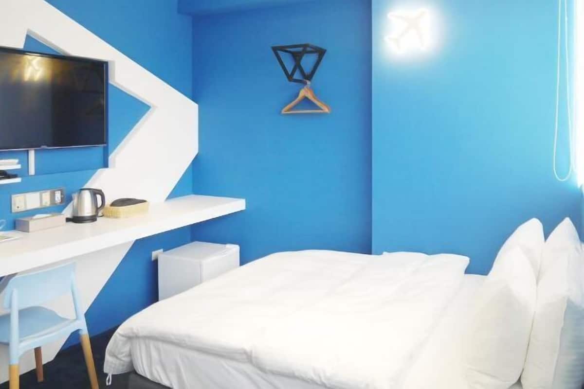 Escritorio, espacio para trabajar con laptop y cortinas blackout