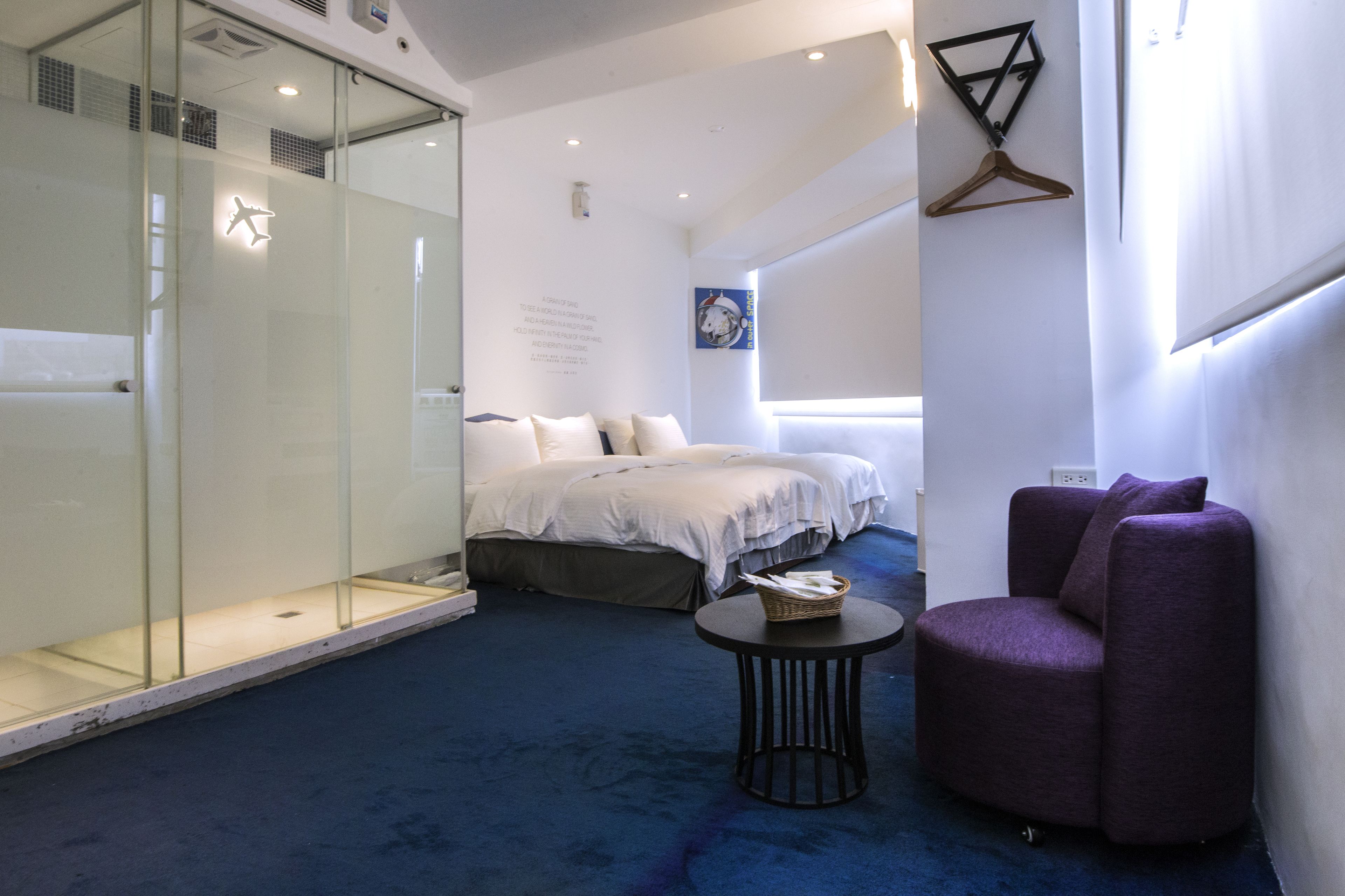 مكتب ومساحة عمل للكمبيوتر المحمول وستائر تعتيم وواي فاي مجانًا