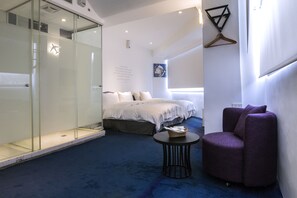 Tremannsrom – standard | Skrivebord, skrivebord for bærbar PC og blendingsgardiner