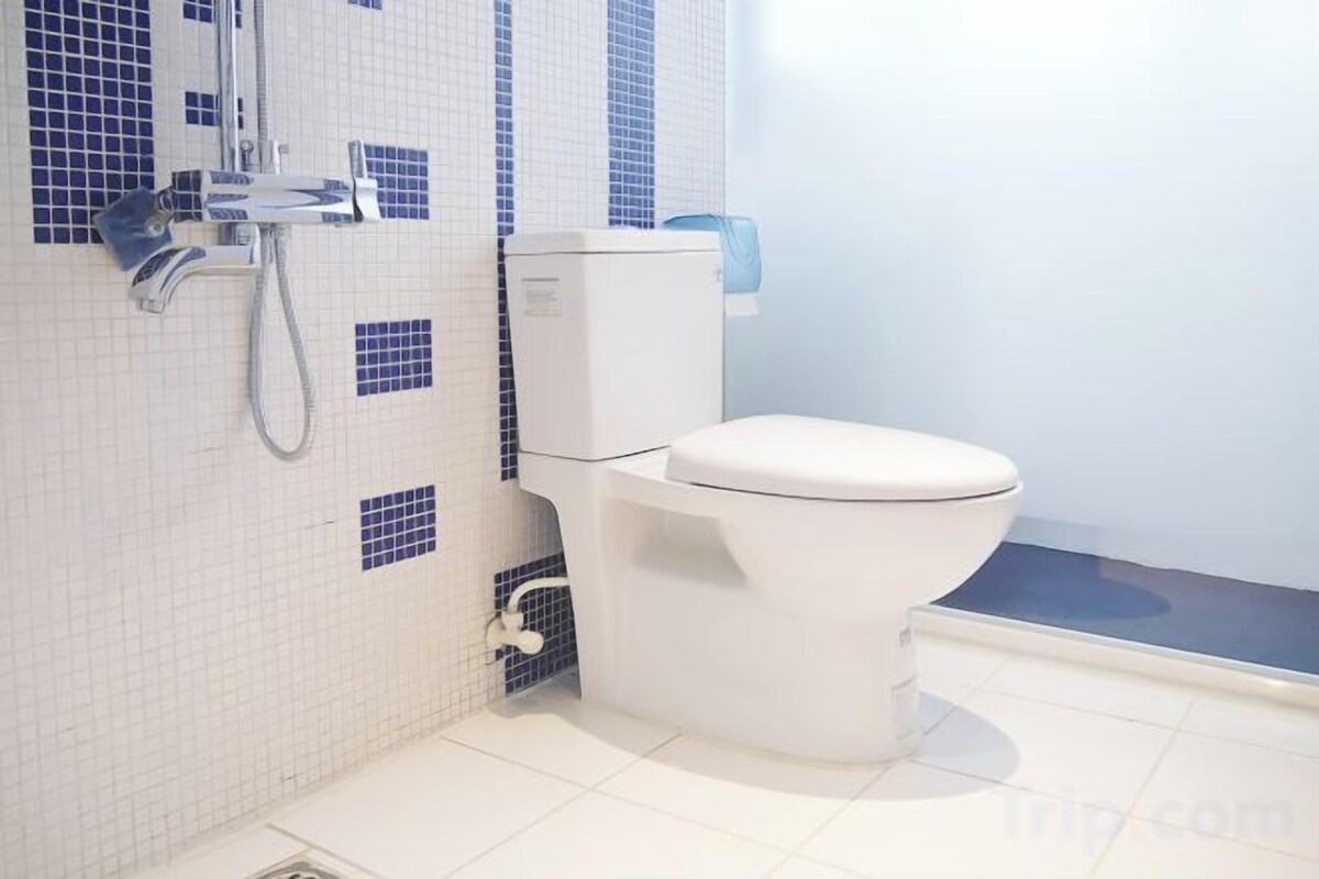 Bathroom | Shower, free toiletries, hair dryer, slippers