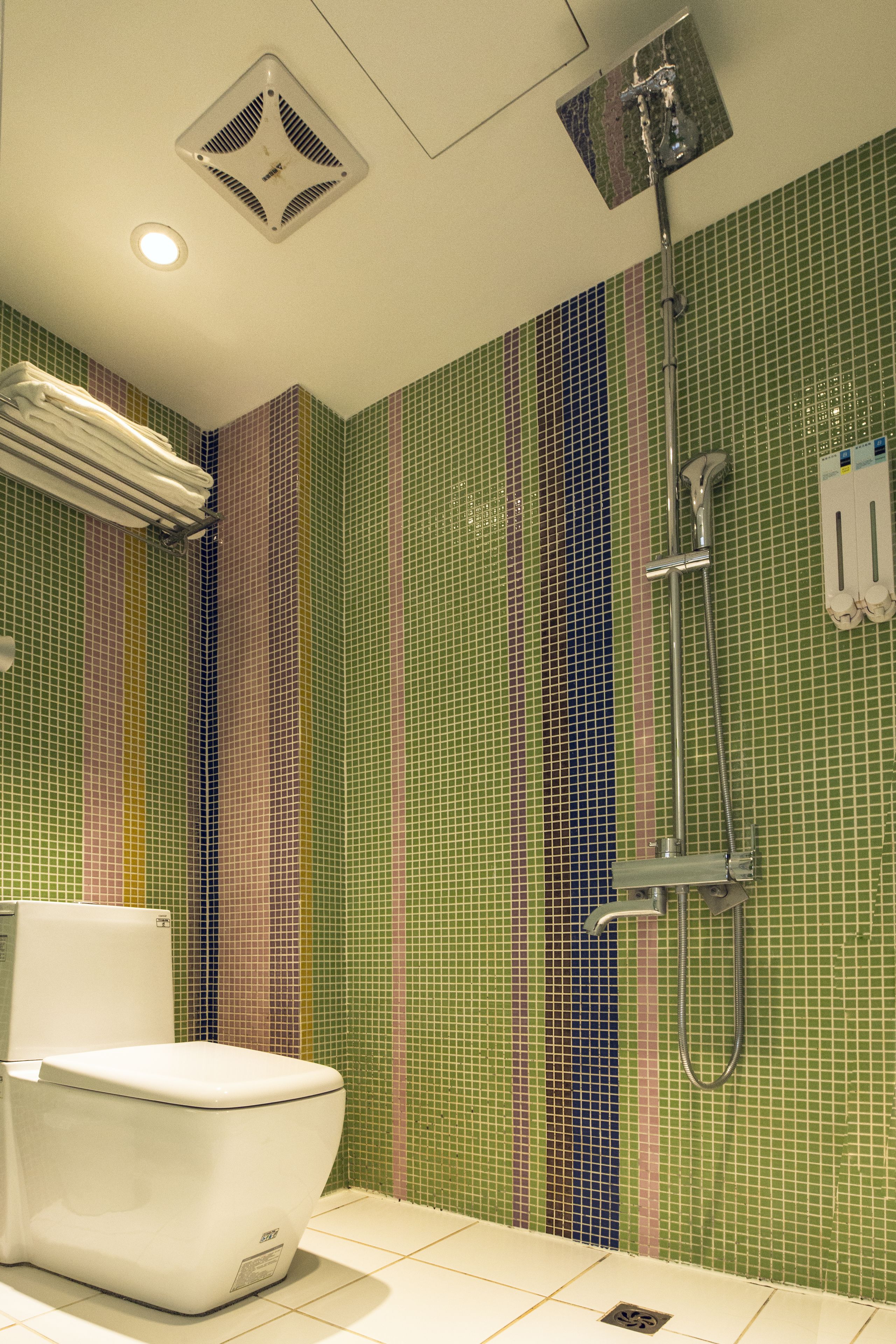 standard double room | bathroom | shower, free toiletries, hair dryer, slippers