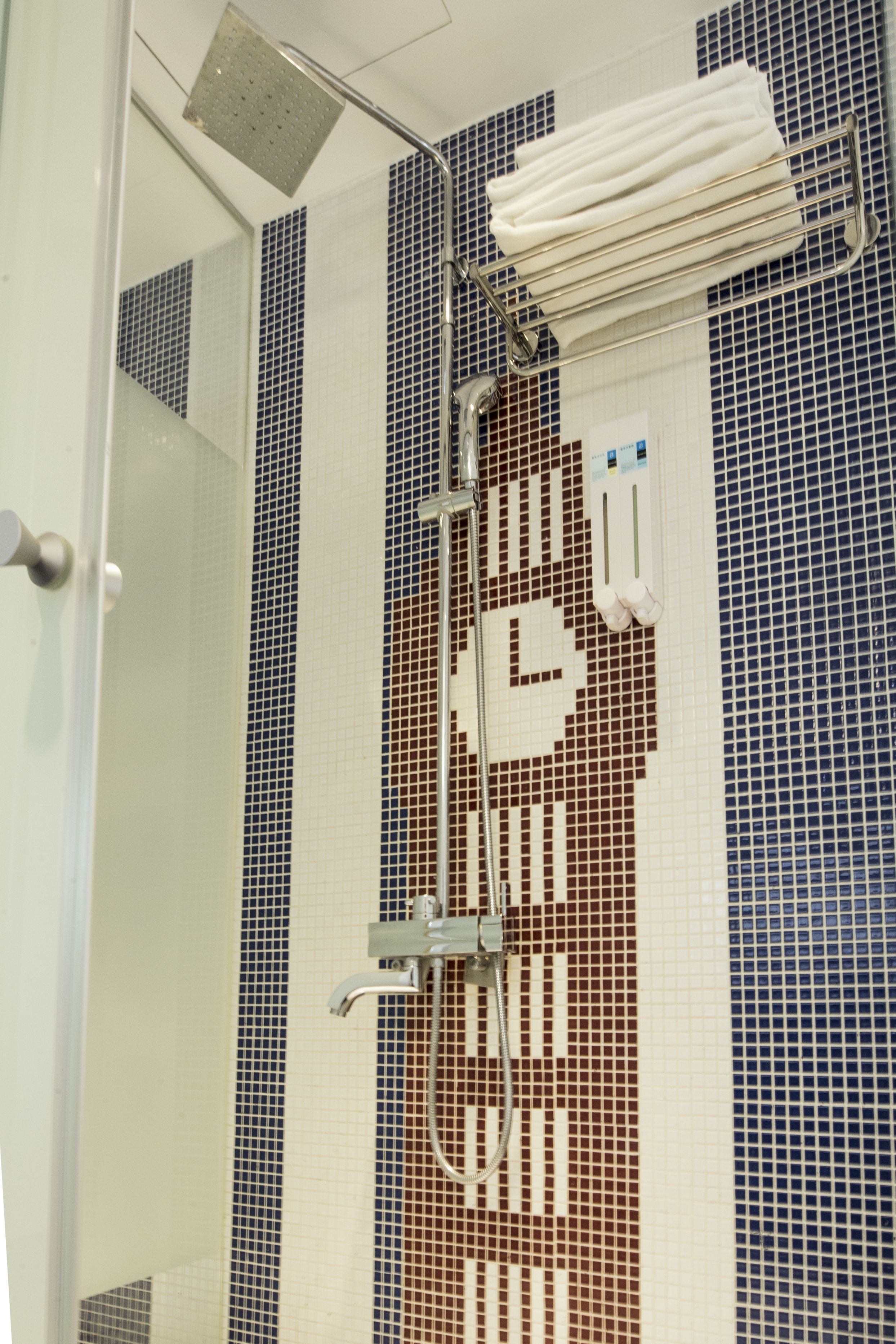 standard triple room | bathroom | shower, free toiletries, hair dryer, slippers