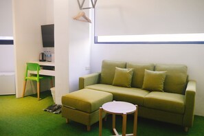 Quarto triplo standard | Escrivaninha, espaço de trabalho para notebook, cortinas blackout