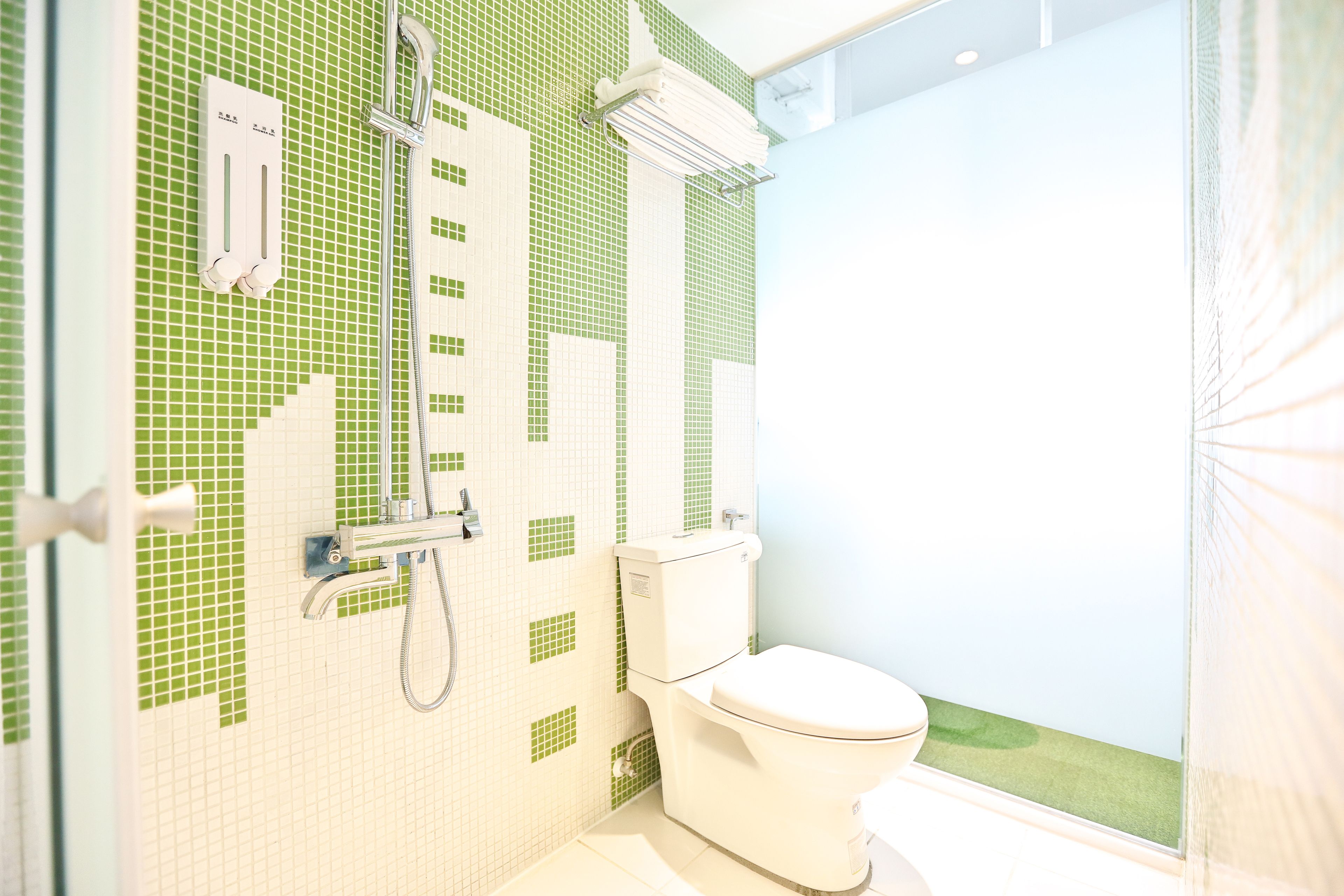 standard twin room | bathroom | shower, free toiletries, hair dryer, slippers